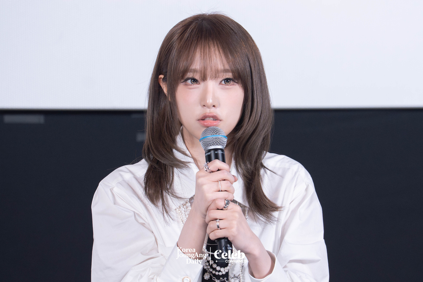 Yena answers questions during a press conference for the release of her fifth EP, “Love Catcher,” at CGV Apgujeong in southern Seoul on March 11. [DANIELA GONZALEZ PEREZ]