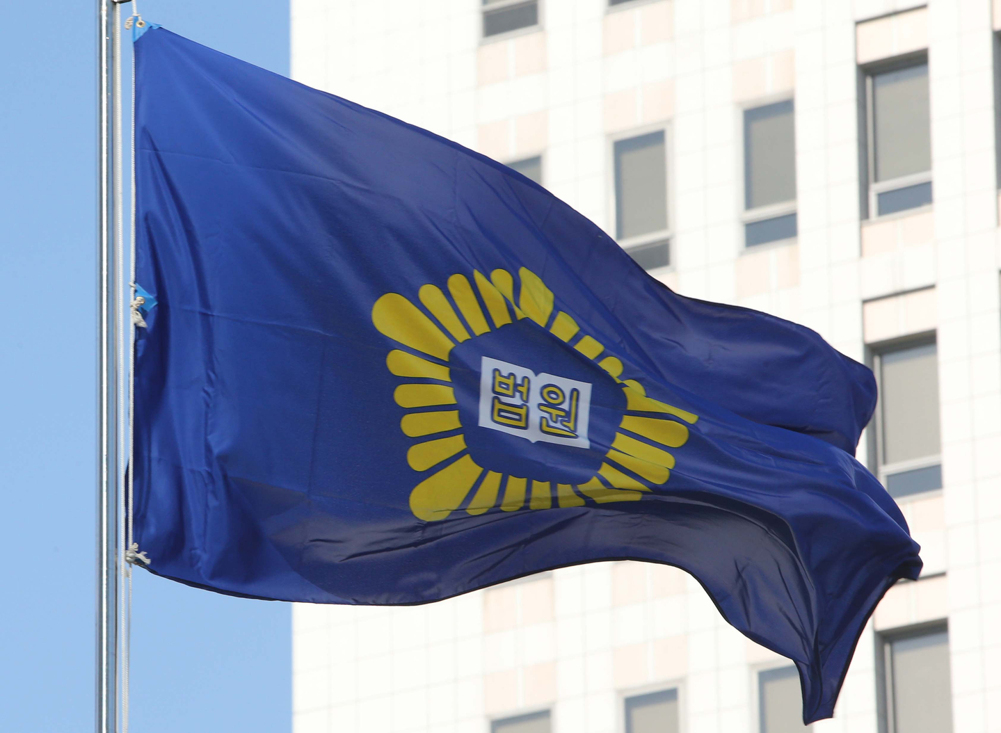 A flag flies in front of the Busan District Court in Busan in this file photo. [YONHAP]