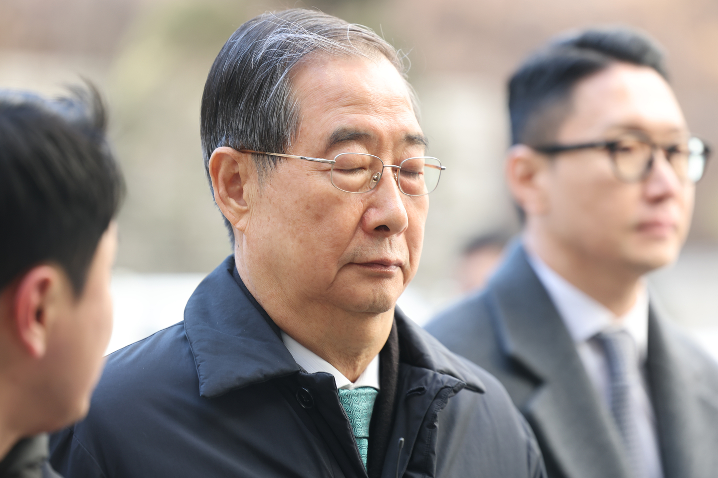 Former Prime Minister Han Duck-soo arrives at the Seoul Central District Court in Seocho District, southern Seoul, on Jan. 21 to attend his first-trial verdict hearing. [YONHAP]
