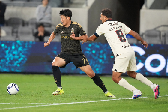 LAFC forward Son Heung-Min, left, is defended by Liga Deportiva Alajuelense midfielder Celso Borges in the second half of the Concacaf Champions Cup-Round of 16 game at BMO Stadium in Los Angeles on Mar 10. [YONHAP]