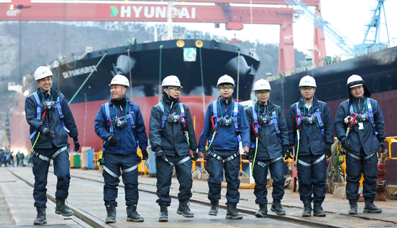 Foreign laborers are seen at a shipbuilding site in Yeongam County in South Jeolla in an undated photo. [JOONGANG ILBO]