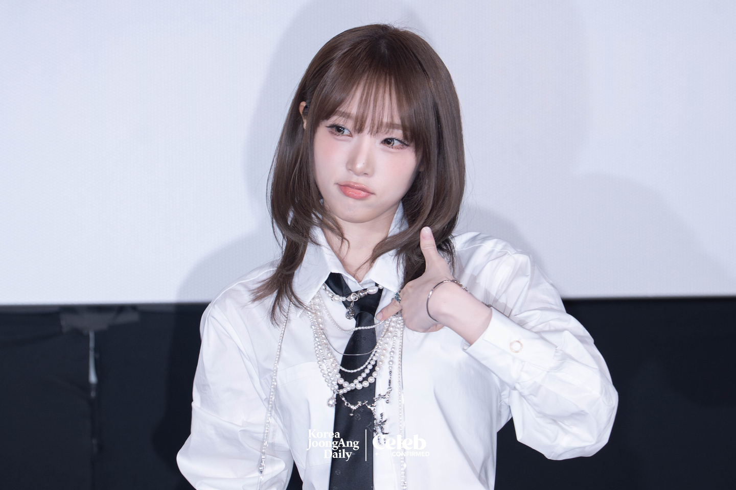 Yena poses for photos during a press conference for the release of her fifth EP, “Love Catcher,” at CGV Apgujeong in southern Seoul on March 11. [DANIELA GONZALEZ PEREZ]