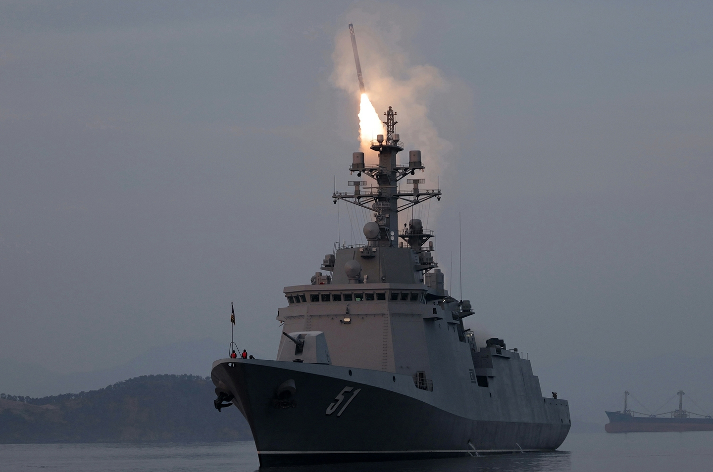 North Korea’s 5,000-ton destroyer Choe Hyon launches a strategic cruise missile on March 10 in this photo carried by the state-run Rodong Sinmun on March 11. [NEWS1]