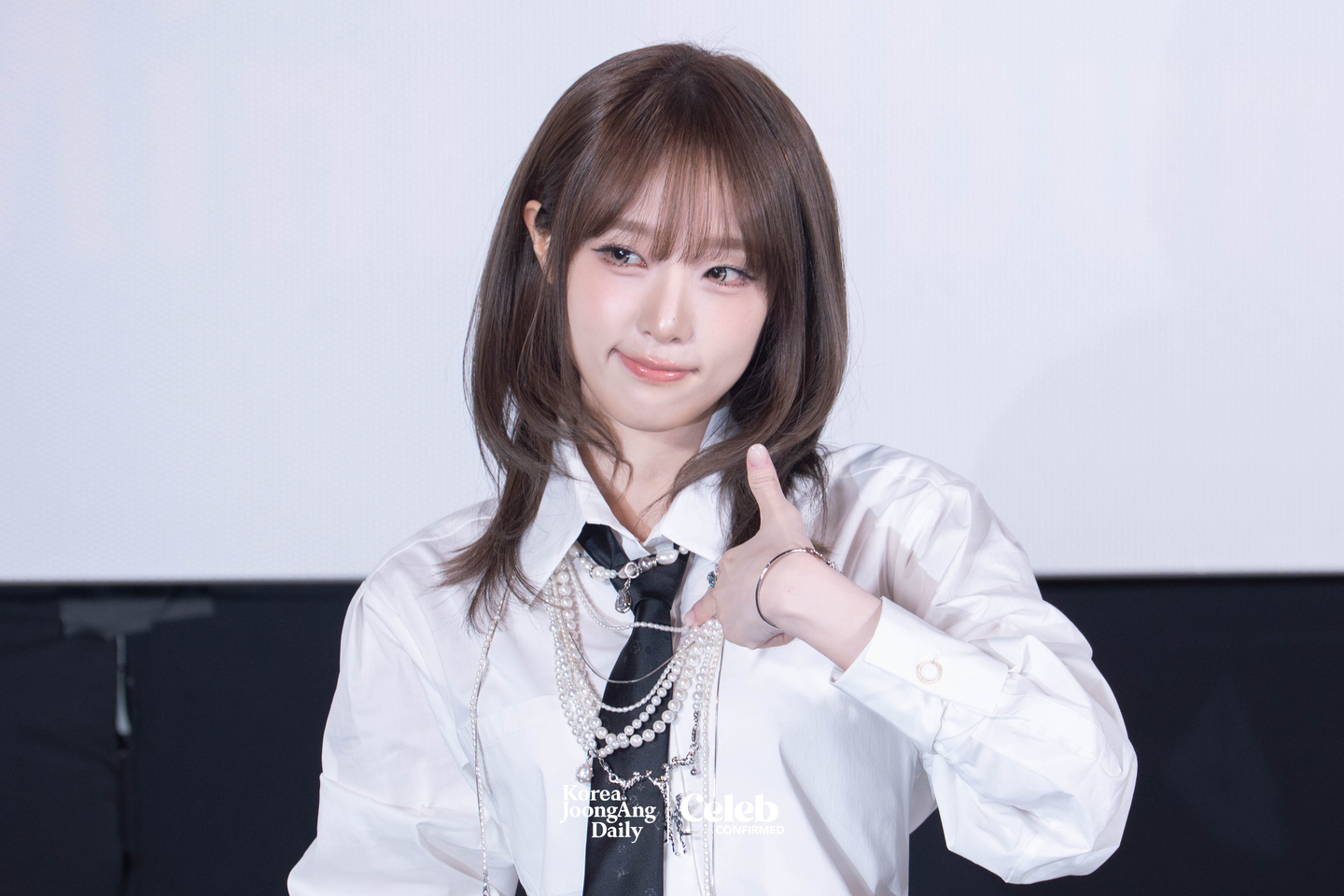Yena poses for photos during a press conference for the release of her fifth EP, “Love Catcher,” at CGV Apgujeong in southern Seoul on March 11. [DANIELA GONZALEZ PEREZ]