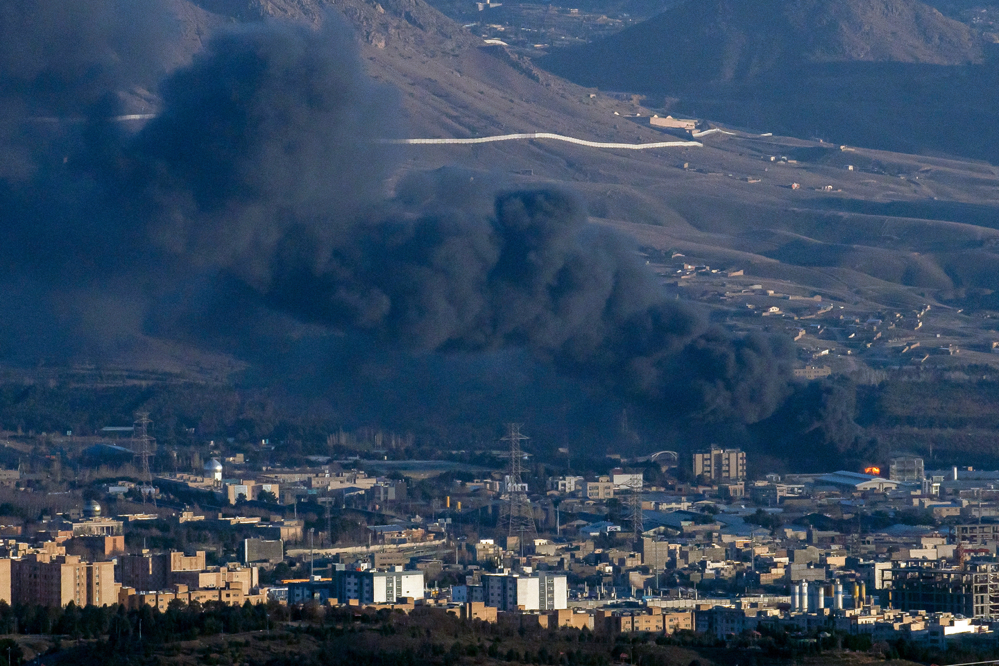 Smoke plumes into the sky in Tehran on March 4. [UPI/YONHAP]