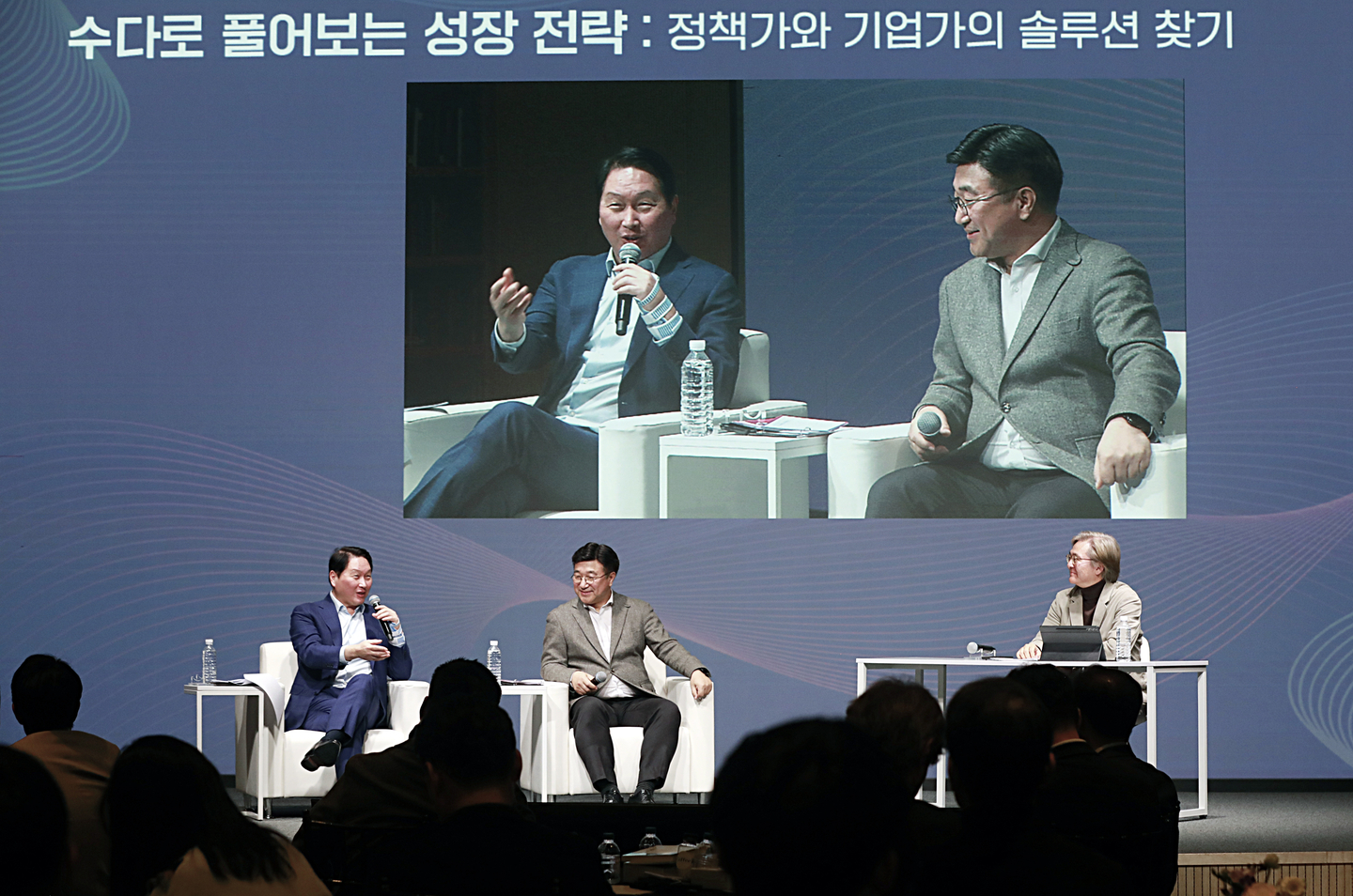 SK Group Chairman Chey Tae-won, far left, speaks during a forum hosted by the Center for Social Value Enhancement Studies at the Korea Foundation for Advanced Studies headquarters in Gangnam District, southern Seoul, on March 11. [YONHAP]
