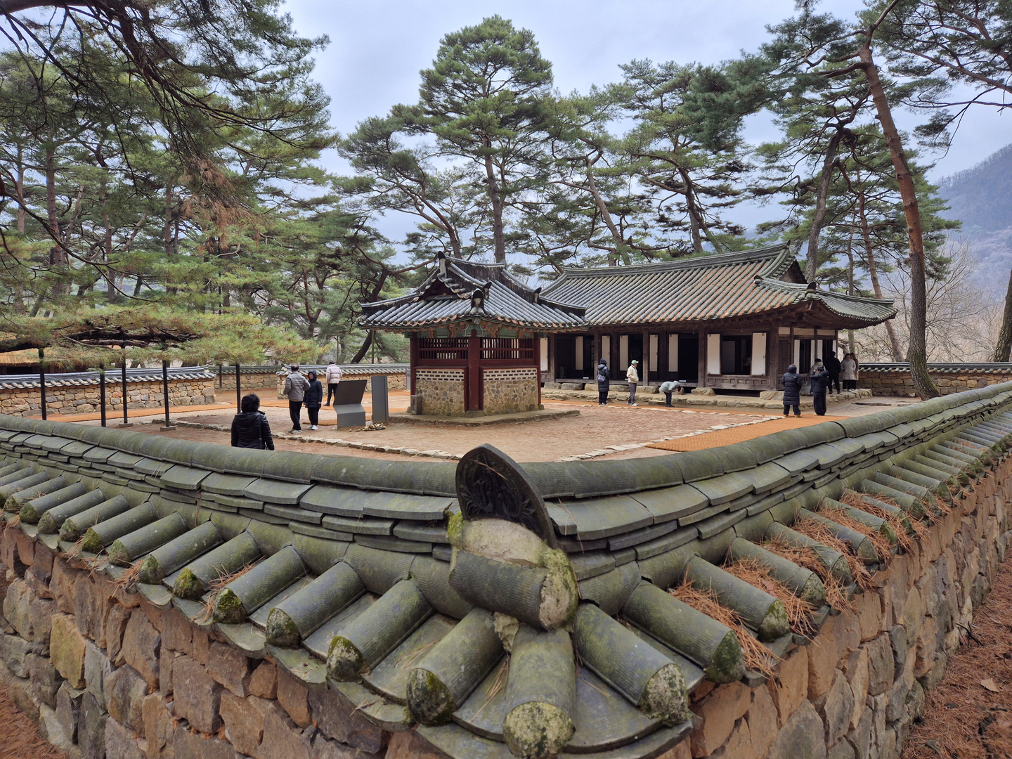 Visitors look around a traditional residence in Cheongnyeongpo in Yeongwol County, Gangwon on March 6, where the deposed King Danjong (r. 1452-55) was exiled, as visits to the scenic site have surged following the popularity of the historical drama film ″The King's Warden.″ [PARK JIN-HO]