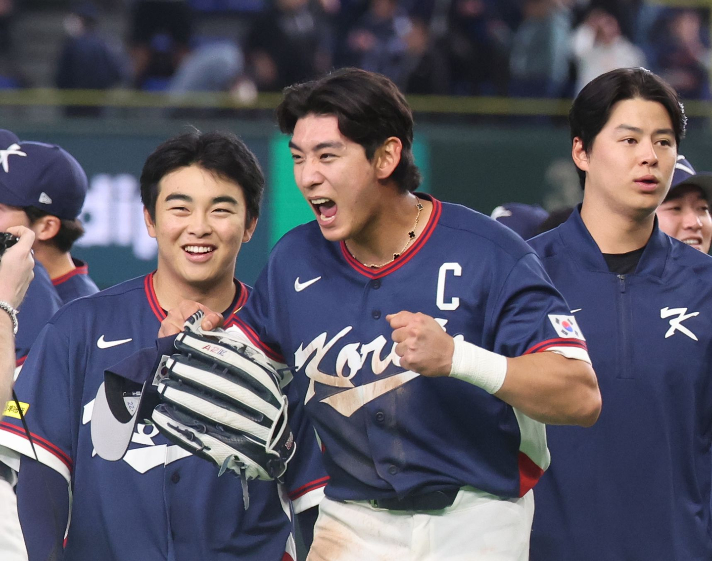 Lee Jung-hoo, center, roars during Korea’s final Pool C game against Australia at the 2026 World Baseball Classic (WBC) at Tokyo Dome in Japan on March 9. [YONHAP] 