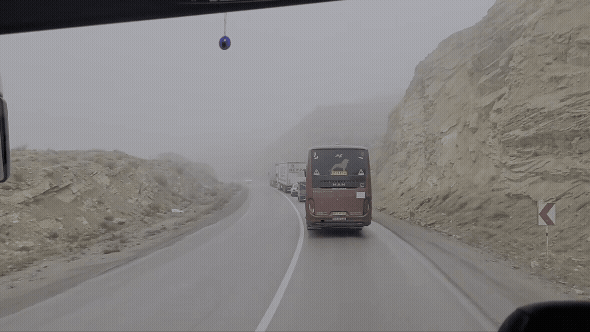 Buses carrying Korean evacuees travels along a fog-covered two-lane road during a 1,300-kilometer journey from Iran to Turkmenistan on March 2. [MINISTRY OF FOREIGN AFFAIRS]