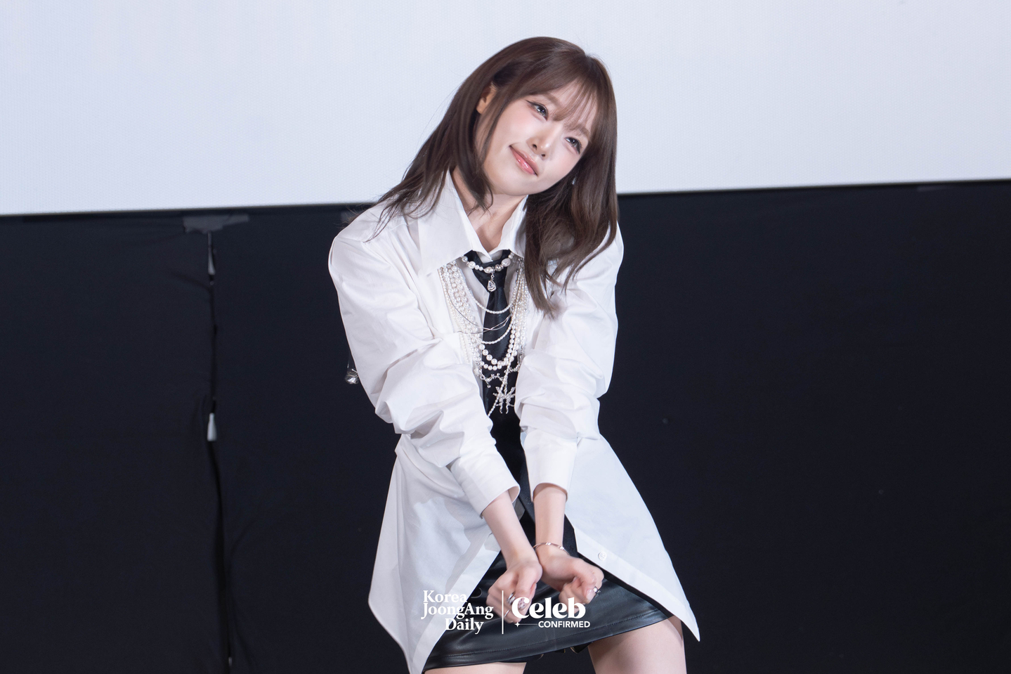 Yena performs key points of the choreography for the lead track “Catch Catch” during a press conference for the release of her fifth EP, “Love Catcher,” at CGV Apgujeong in southern Seoul on March 11. [DANIELA GONZALEZ PEREZ]