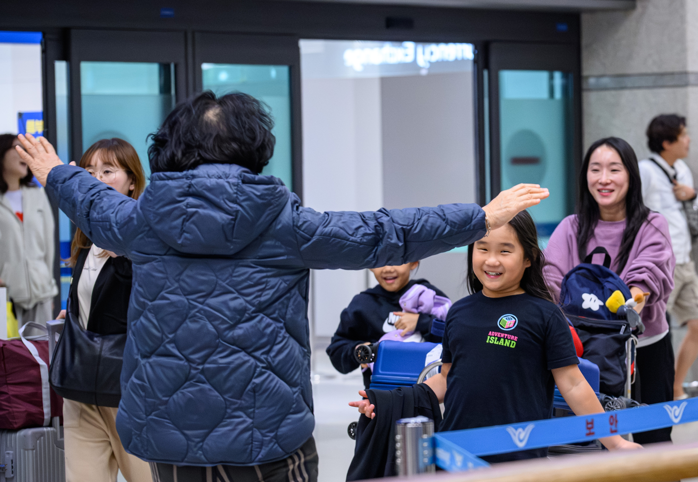 Koreans who had been stuck in the United Arab Emirates are greeted by a family member upon arrival at Incheon International Airport aboard a chartered flight arranged by the Korean government on March 9. [KIM KYOUNG-ROK]