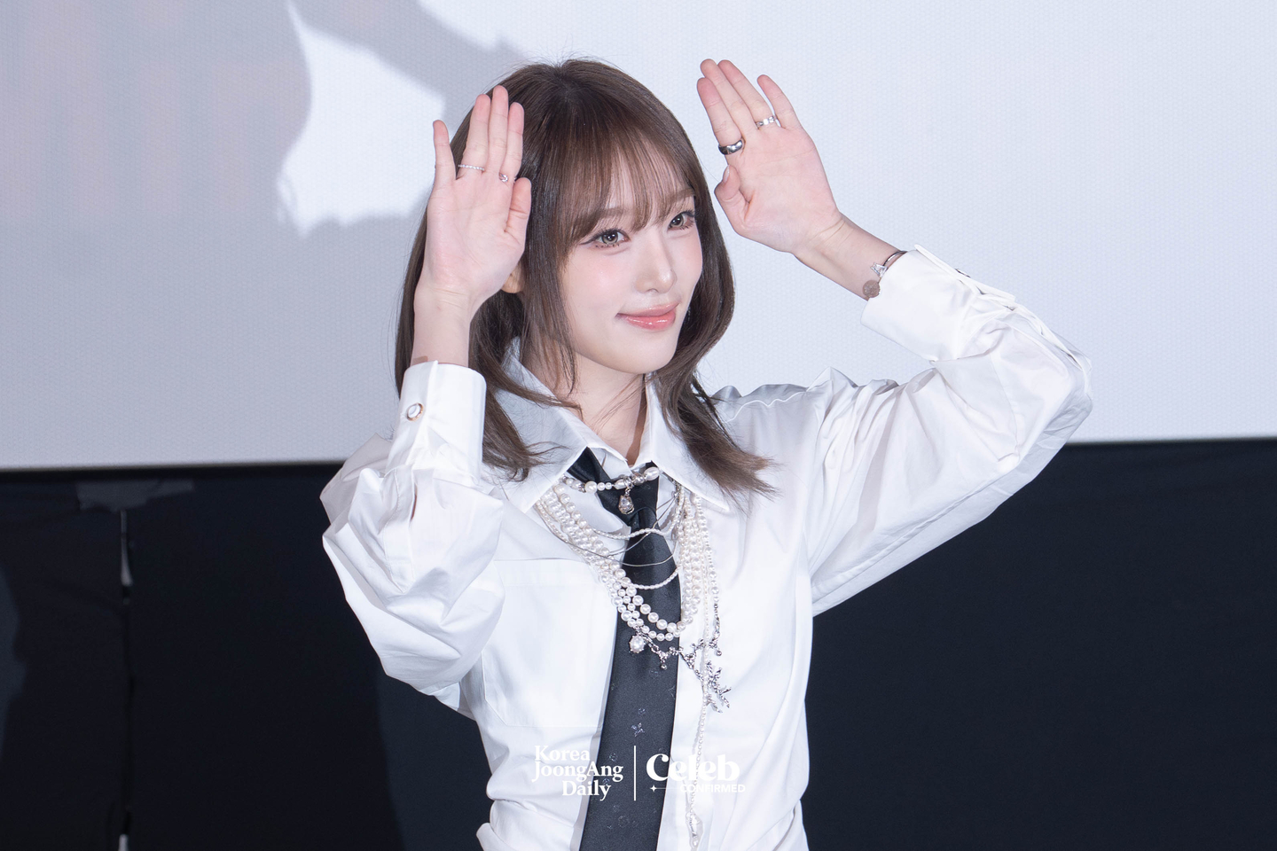 Yena performs key points of the choreography for the lead track “Catch Catch” during a press conference for the release of her fifth EP, “Love Catcher,” at CGV Apgujeong in southern Seoul on March 11. [DANIELA GONZALEZ PEREZ]