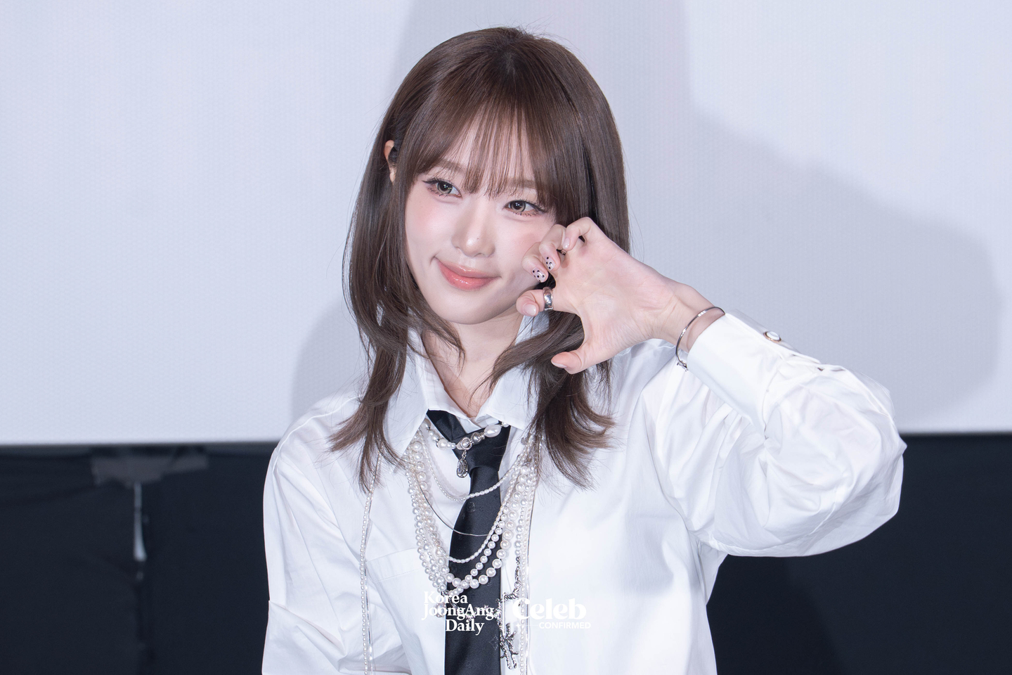 Yena poses for photos during a press conference for the release of her fifth EP, “Love Catcher,” at CGV Apgujeong in southern Seoul on March 11. [DANIELA GONZALEZ PEREZ]