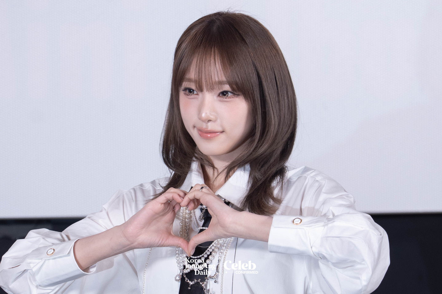 Yena poses for photos during a press conference for the release of her fifth EP, “Love Catcher,” at CGV Apgujeong in southern Seoul on March 11. [DANIELA GONZALEZ PEREZ]