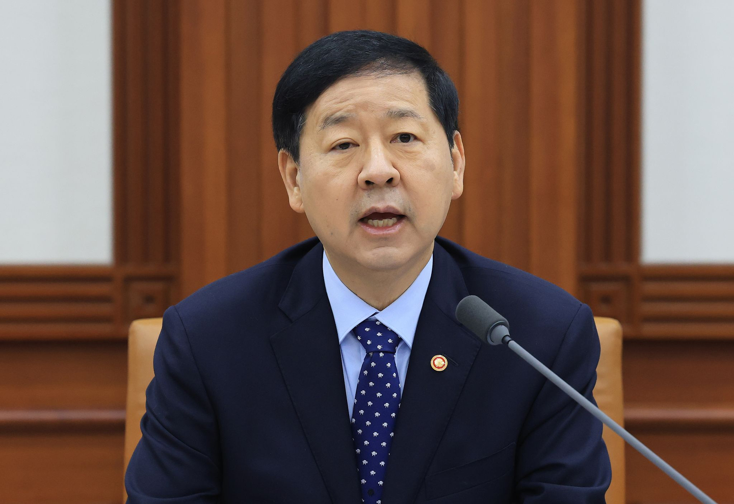 Deputy Prime Minister Koo Yun-cheol delivers opening remarks at an emergency economy ministers’ meeting at the Government Complex Seoul in Jongno District, central Seoul, on March 11. [NEWS1]