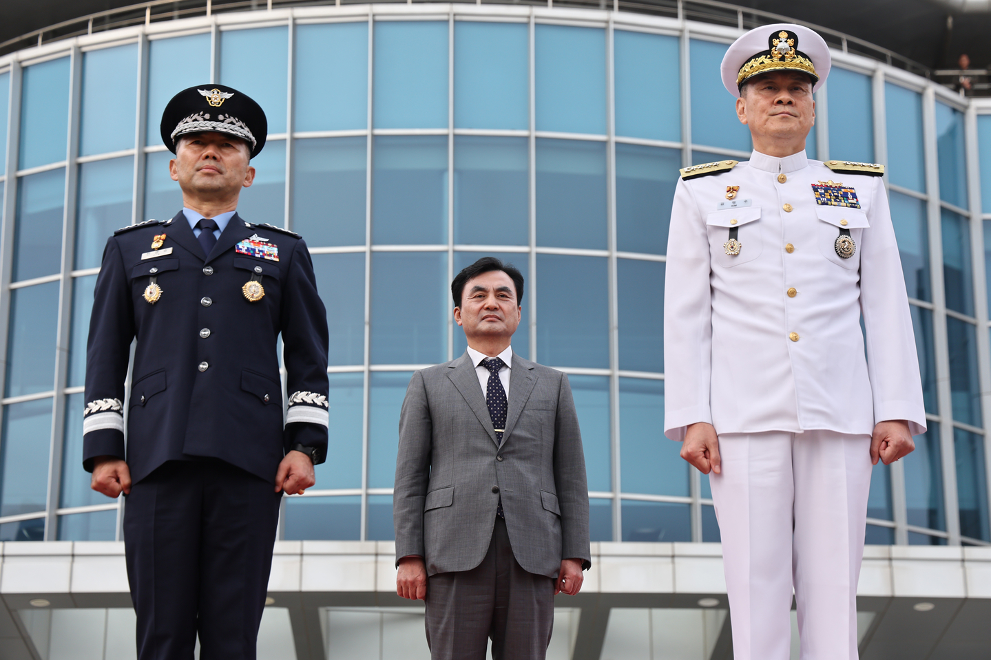 Gen. Jin Yong-sung, left, Defense Minister Ahn Gyu-back, center, and retiring Adm. Kim Myung-soo attend a ceremony marking Jin's inauguration as the chairman of the Joint Chiefs of Staff in Seoul on Sept. 30, 2025. [YONHAP]