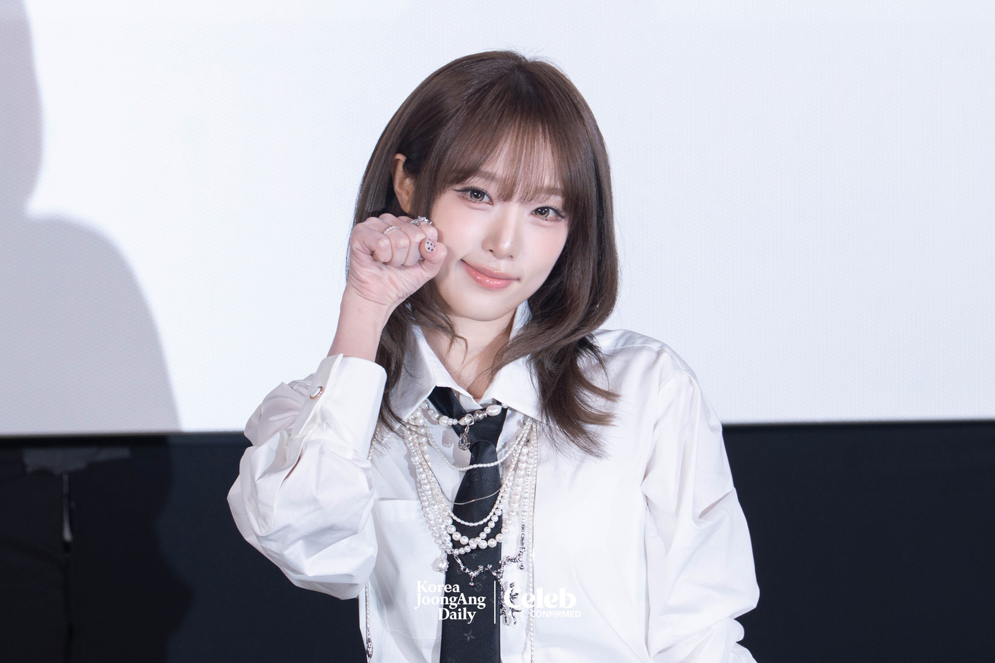 Yena poses for photos during a press conference for the release of her fifth EP, “Love Catcher,” at CGV Apgujeong in southern Seoul on March 11. [DANIELA GONZALEZ PEREZ]