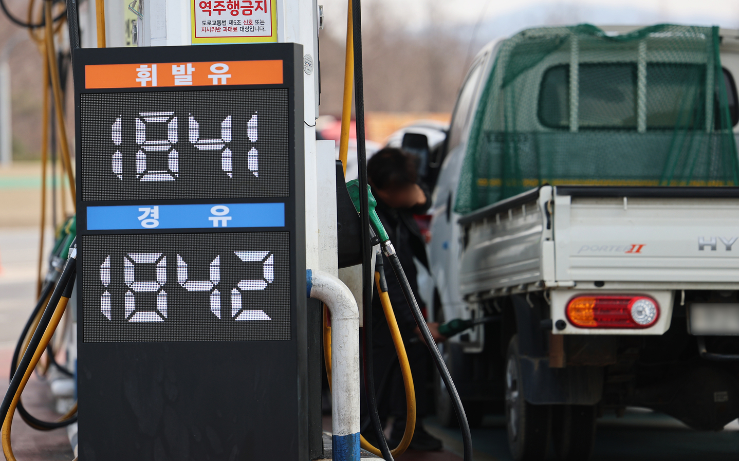 A driver refuels a truck at a gas station at the Mannam Square rest area along the Gyeongbu Expressway in Seocho District, southern Seoul, on March 11. [NEWS1]