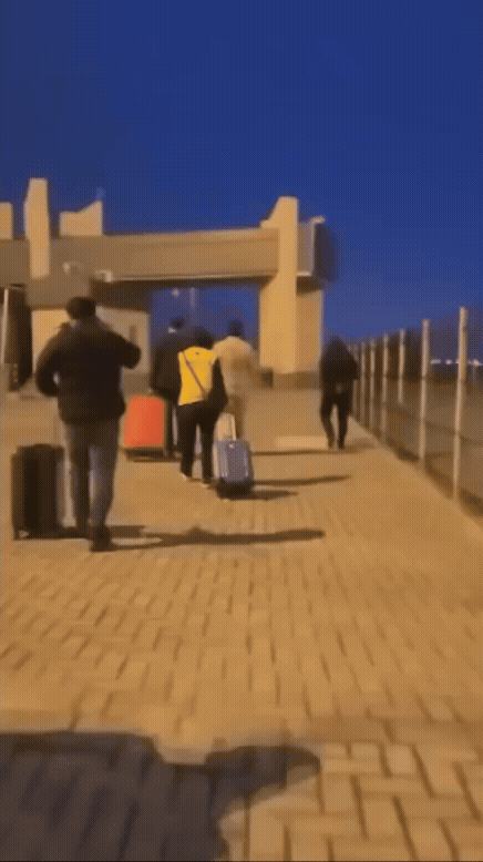 Korean nationals in Iran evacuate at dawn carrying their luggage with assistance from embassy staff. [MINISTRY OF FOREIGN AFFAIRS]