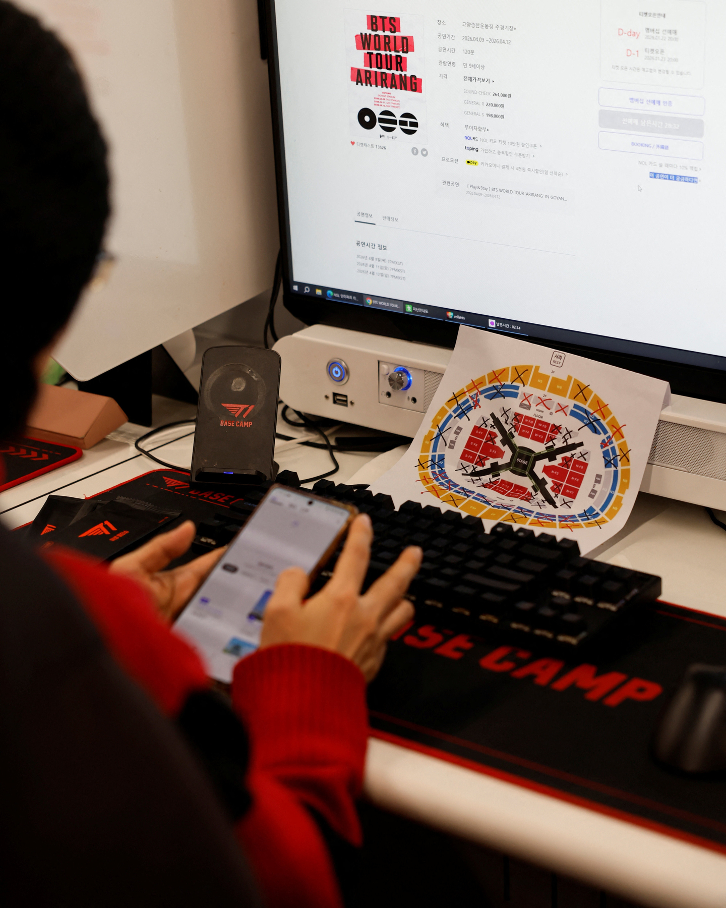 A fan of boy band BTS sits in front of a screen, as ticketing is set to open for BTS’s first concerts in Korea in years as part of the world tour, at an internet cafe in Seoul on Jan. 22. Image is unrelated to the story. [REUTERS/YONHAP]