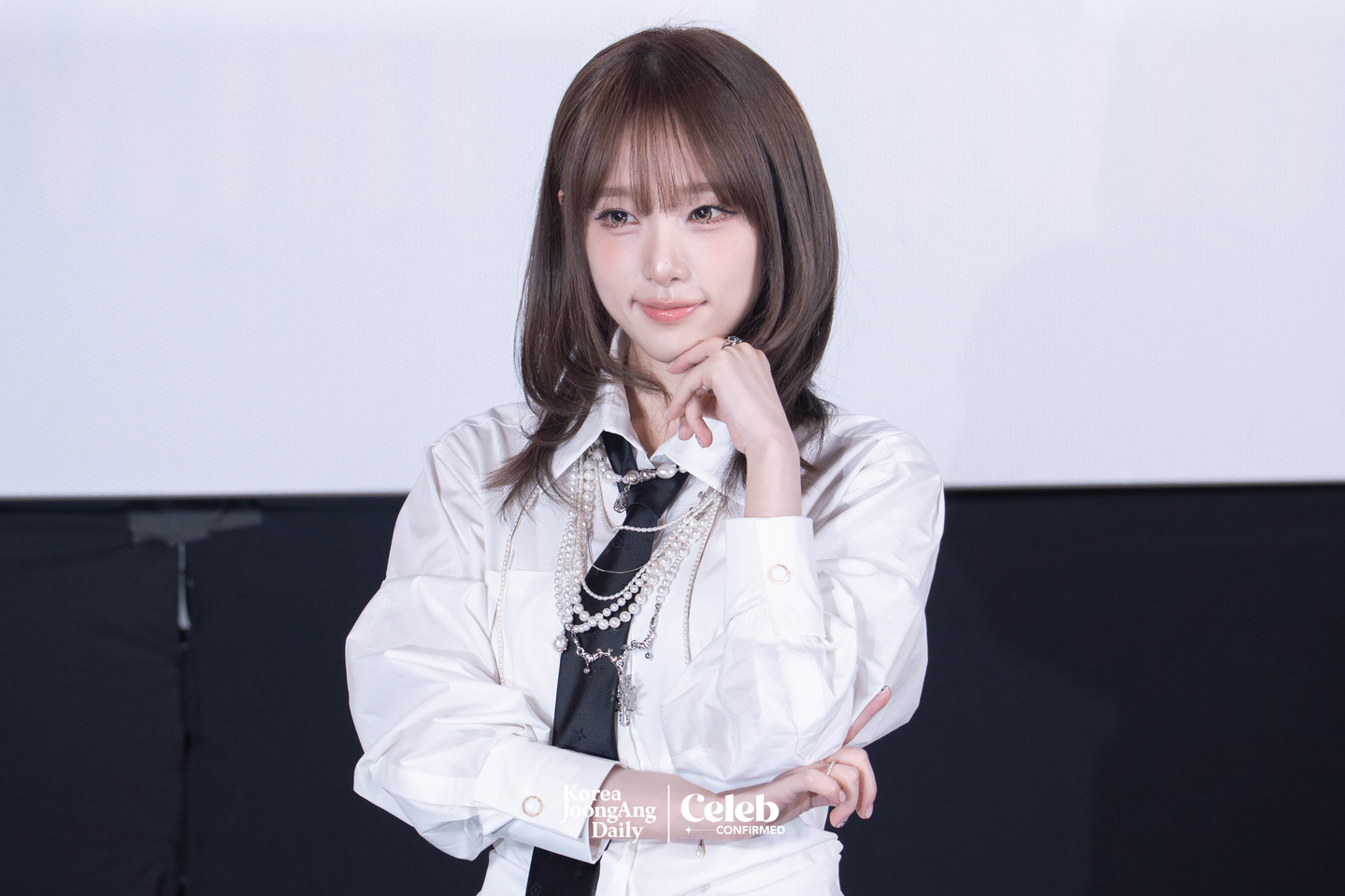 Yena poses for photos during a press conference for the release of her fifth EP, “Love Catcher,” at CGV Apgujeong in southern Seoul on March 11. [DANIELA GONZALEZ PEREZ]