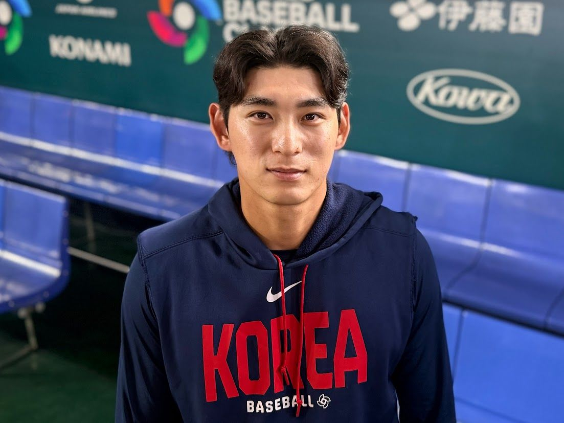 Lee Jung-hoo speaks with the JoongAng Ilbo at Tokyo Dome on March 6. [BAE YOUNG-EUN] 