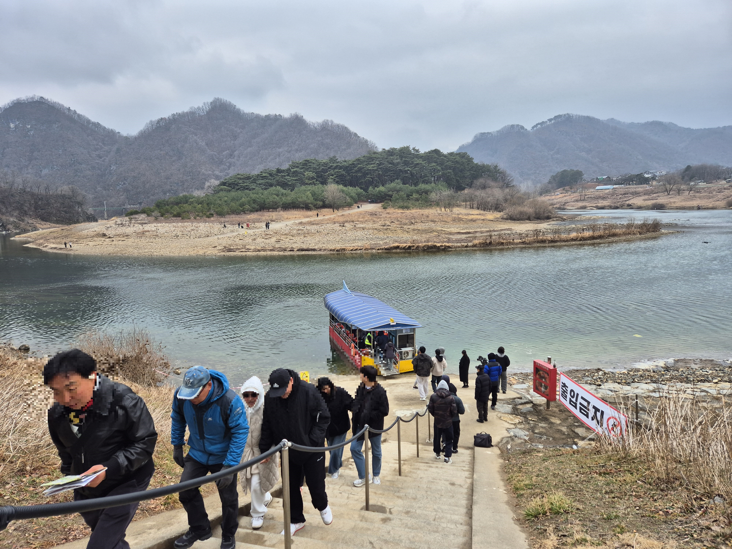 Visitors get off a boat and walk towards Cheongnyeongpo, a scenic spot in Yeongwol County, Gangwon, on March 6. [PARK JIN-HO]