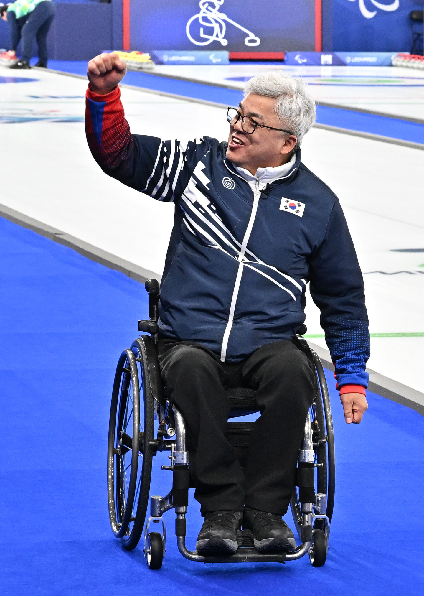 Korea wheelchair curling mixed doubles head coach Park Kil-woo greets supporters after the team’s semifinal victory over the United States at the 2026 Milan-Cortina Paralympics at the Cortina Curling Olympic Stadium in Cortina, Italy, on March 10. [JOINT PRESS CORPS]