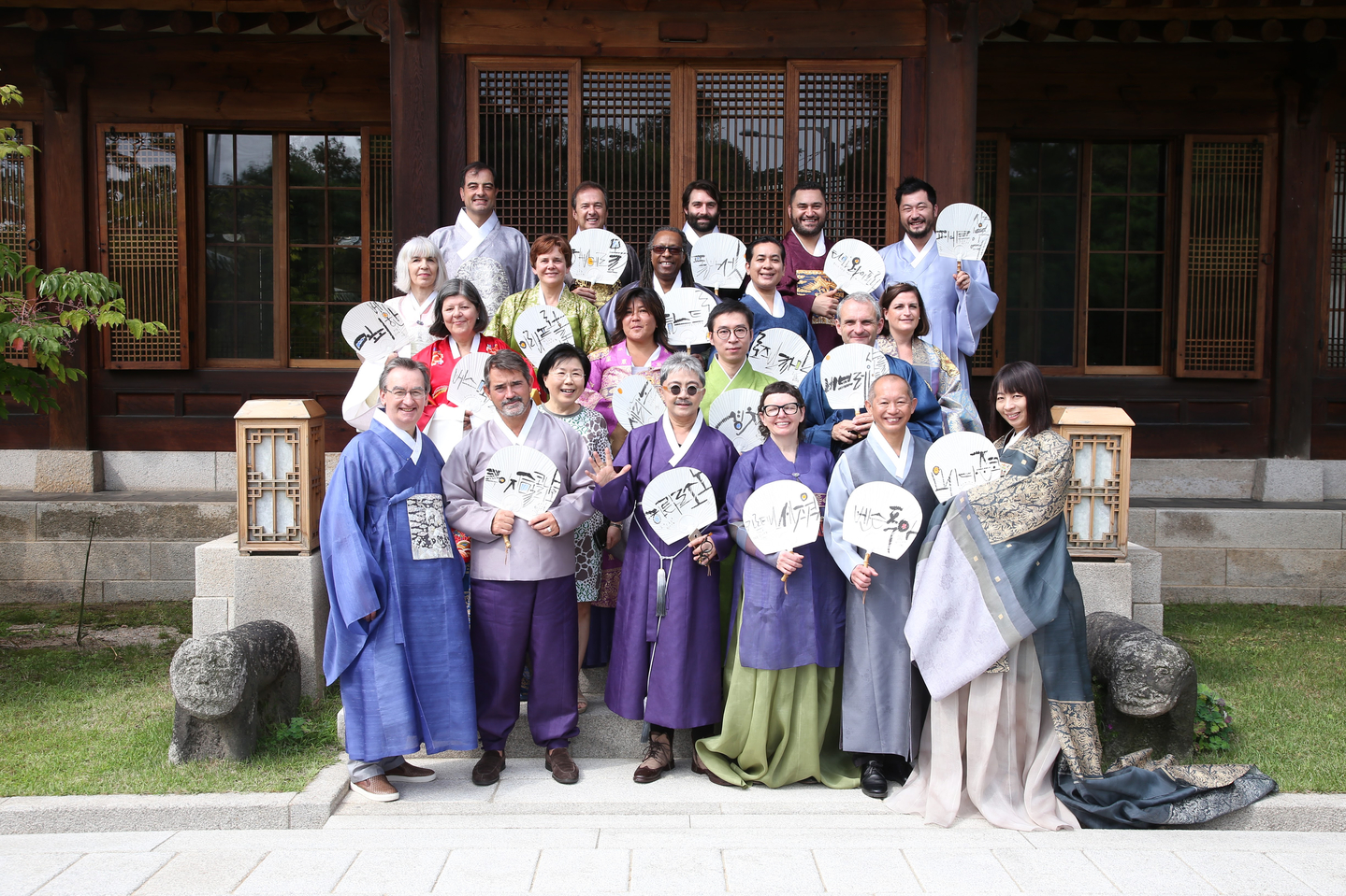 International cultural figures pose for a photo dressed in hanbok (traditional Korean dress) at the Culture Communication Forum in 2016. [COREA IMAGE COMMUNICATION INSTITUTE]