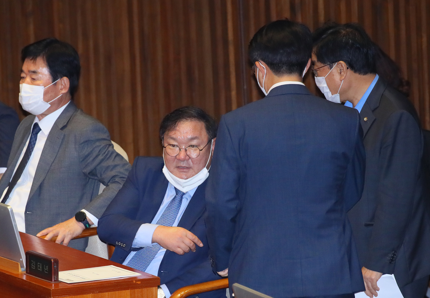 Democratic Party floor leader Kim Tae-nyeon, center, speaks with fellow Democratic Party lawmakers after the lease law bills were passed during a plenary session of the National Assembly on July 30, 2020. [YONHAP]