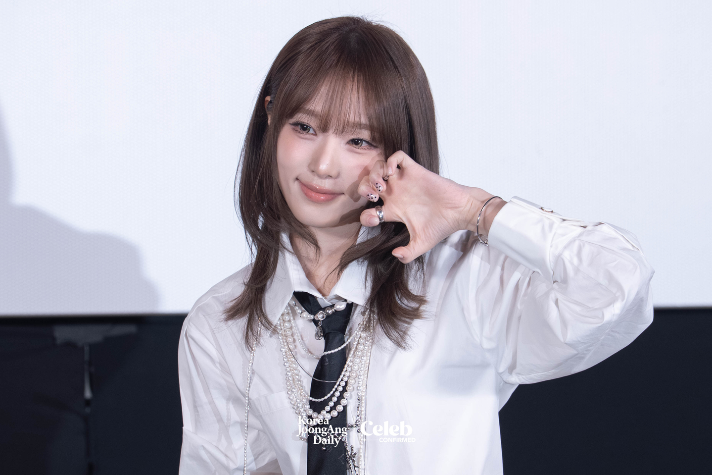 Yena poses for photos during a press conference for the release of her fifth EP, “Love Catcher,” at CGV Apgujeong in southern Seoul on March 11. [DANIELA GONZALEZ PEREZ]