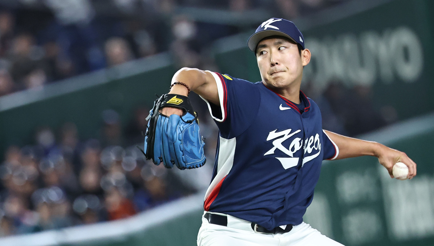 Son Ju-young pitches against Australia during the teams' Pool C game at the World Baseball Classic at Tokyo Dome in Tokyo on March 9. [YONHAP] 