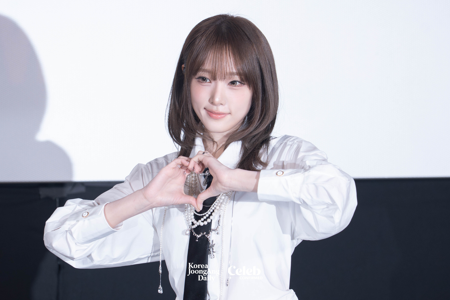 Yena poses for photos during a press conference for the release of her fifth EP, “Love Catcher,” at CGV Apgujeong in southern Seoul on March 11. [DANIELA GONZALEZ PEREZ]