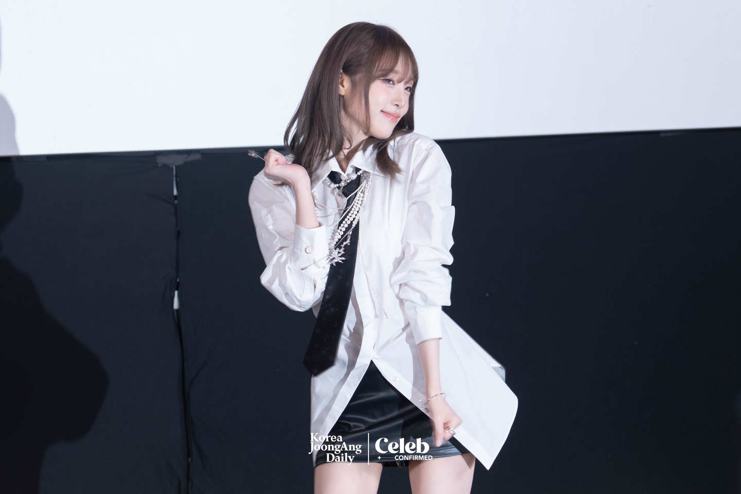 Yena performs key points of the choreography for the lead track “Catch Catch” during a press conference for the release of her fifth EP, “Love Catcher,” at CGV Apgujeong in southern Seoul on March 11. [DANIELA GONZALEZ PEREZ]