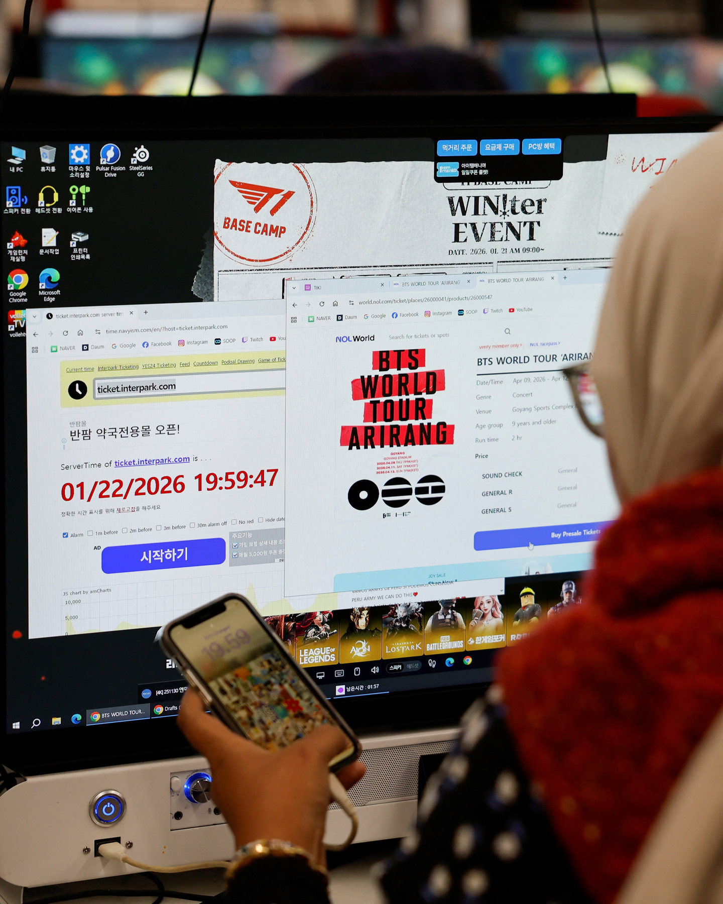 A BTS fan checks the time at an internet cafe in Seoul on Jan. 22 before tickets open for BTS’s first concerts in Korea in years as part of its world tour. [REUTERS/YONHAP]