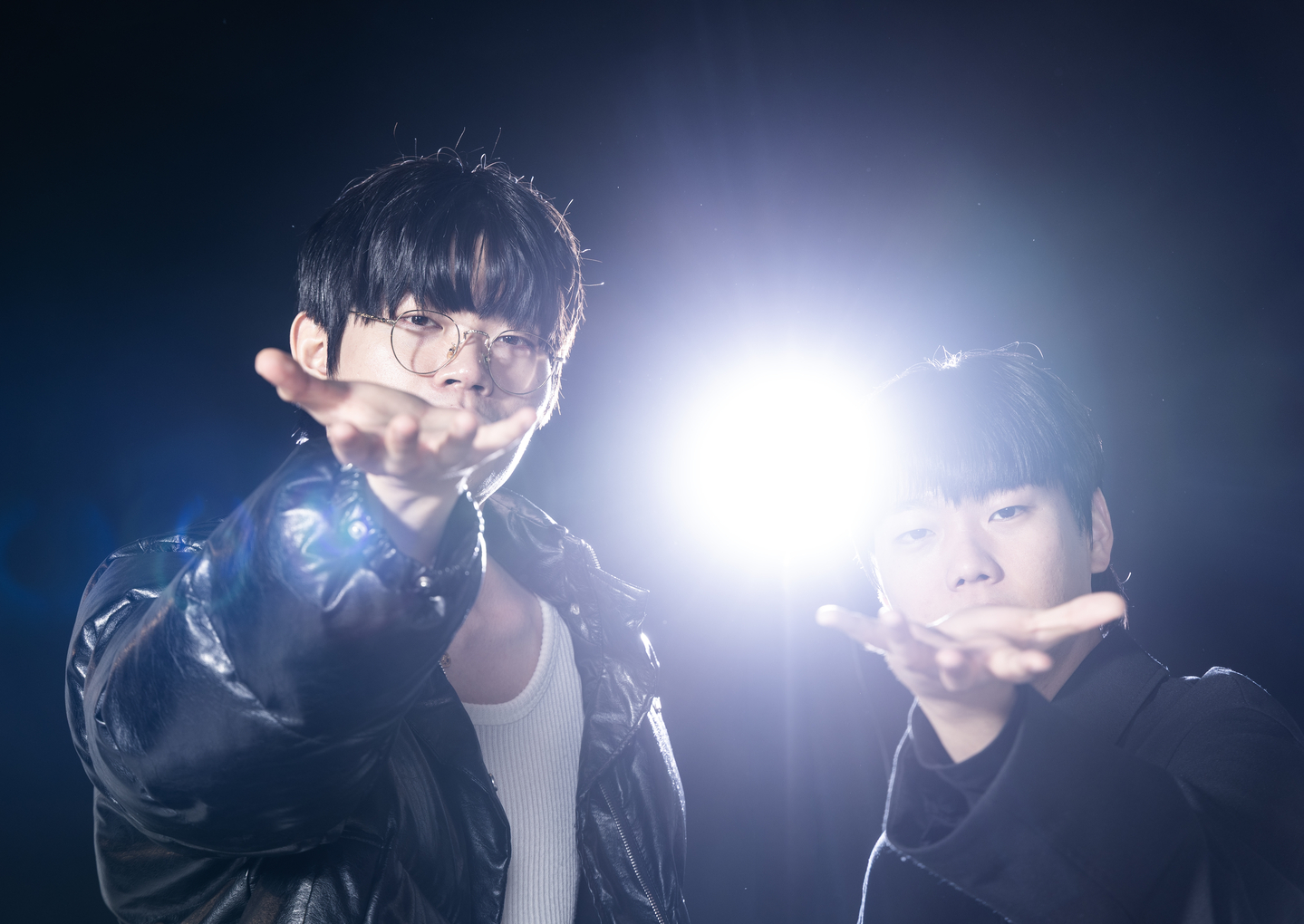 Beatboxers Wing, left, and Hiss pose for a photo during an interview with the JoongAng Ilbo at the JoongAng Building in western Seoul on March 9. [KWEN HYEK-JAE] 
