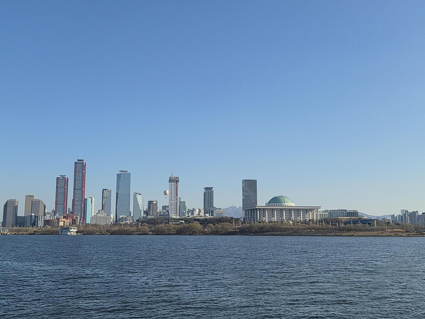 The landscape of Yeouido, western Seoul, seen from the Seoul Cruise on March 7. [CHO JUNG-WOO]