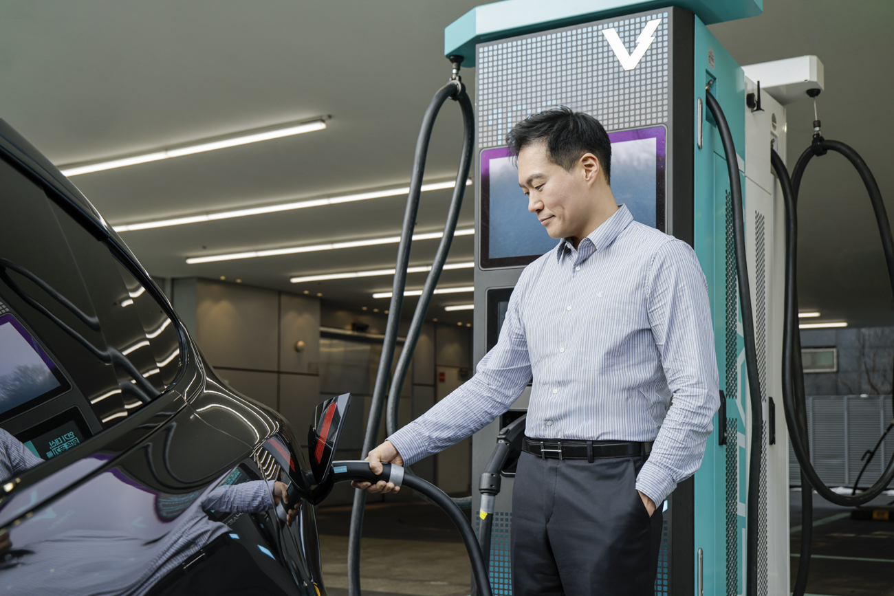 A man charges a Tesla vehicle using Chaevi’s “Supersonic” electric vehicle charger on Feb. 20. [CHAEVI] 
