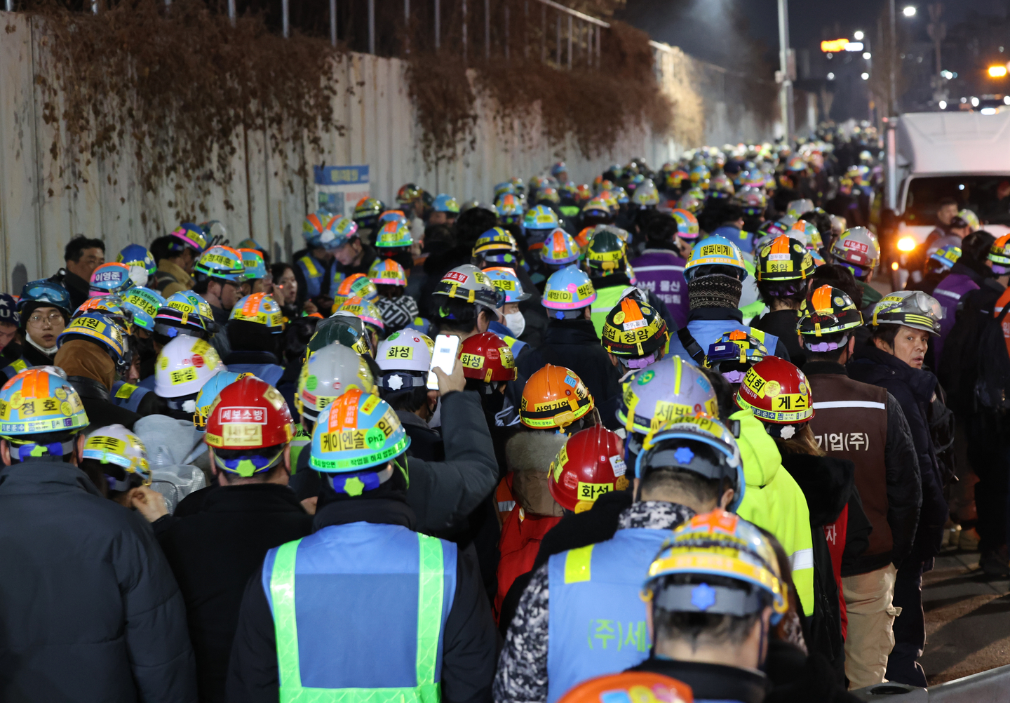 Construction workers leave the site of Samsung Electronics' P4 chip plant on Feb. 24. [YONHAP]