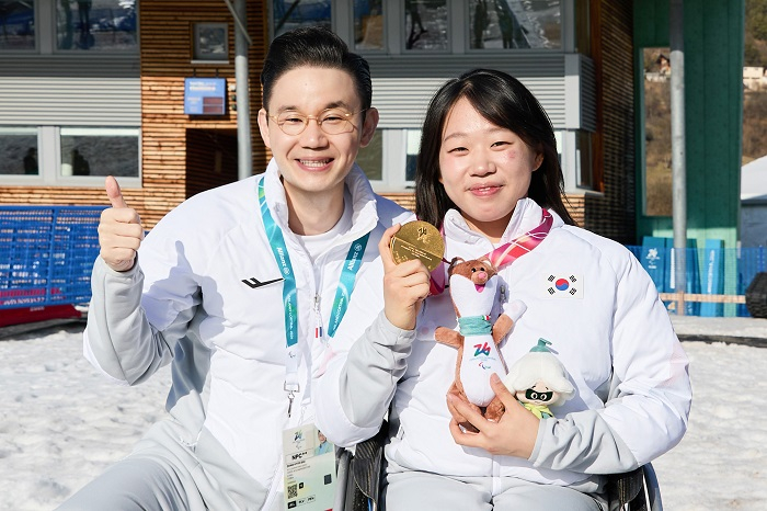 Chairman Bae Dong-hyun (left) poses with Olympian Kim Yun-ji at the 2026 Milan-Cortina Winter Paralympics at Tesero Cross-Country Skiing Stadium in Tesero, Italy on March 8. [BDH PARAS FOUNDATION]