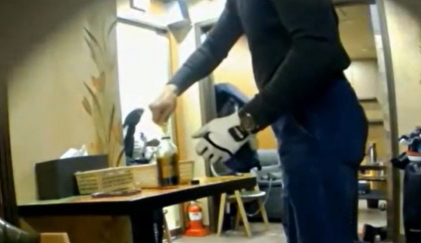 A suspect is seen allegedly injecting a psychotropic drug into the coffee of a victim during a screen golf game played for money in this surveillance footage still provided by police. [SEOUL METROPOLITAN POLICE AGENCY]