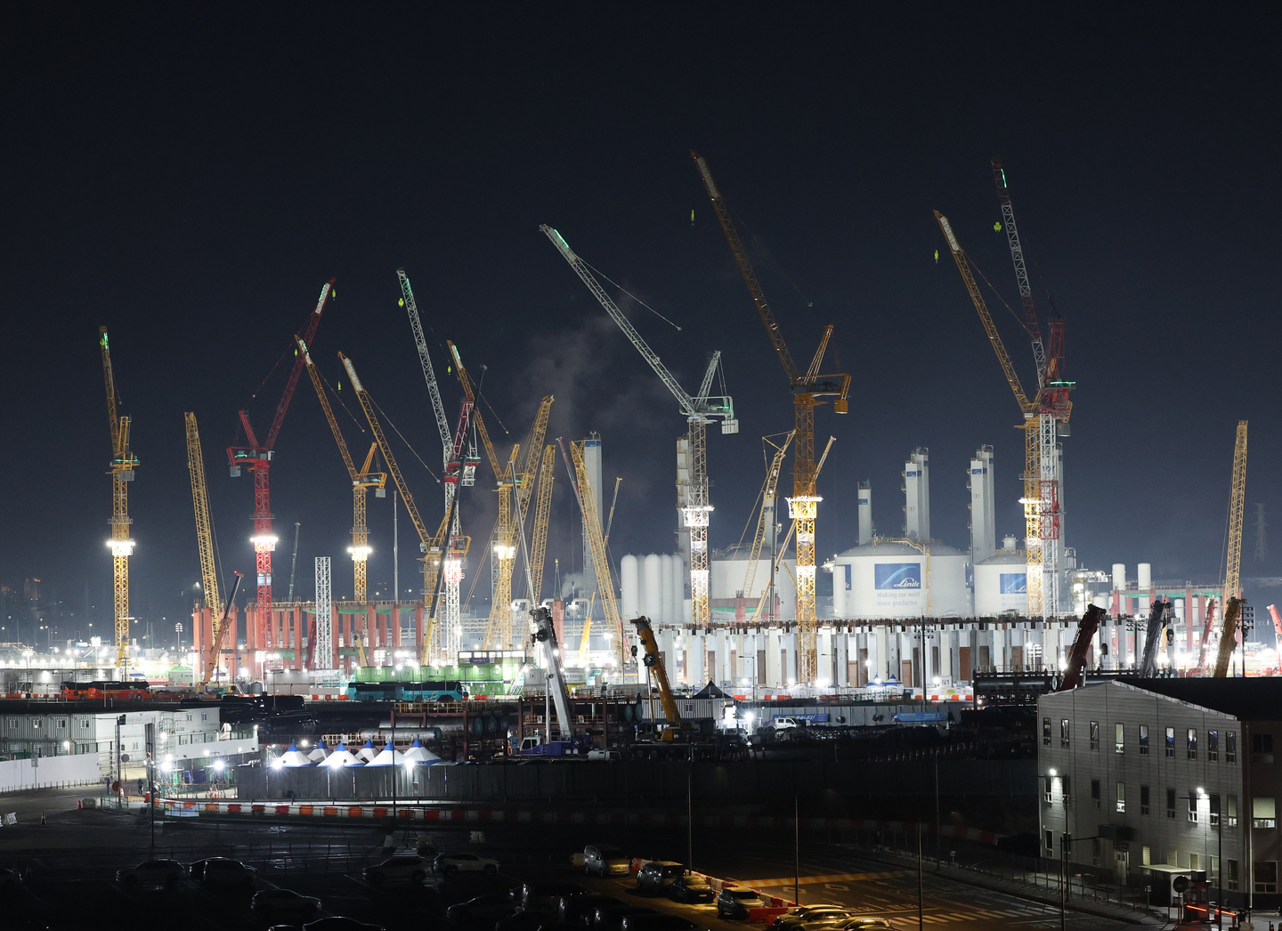 Construction is ongoing at Samsung Electronics' P5 chip plant in Pyeongtaek, Gyeonggi, on Feb. 24. [YONHAP]