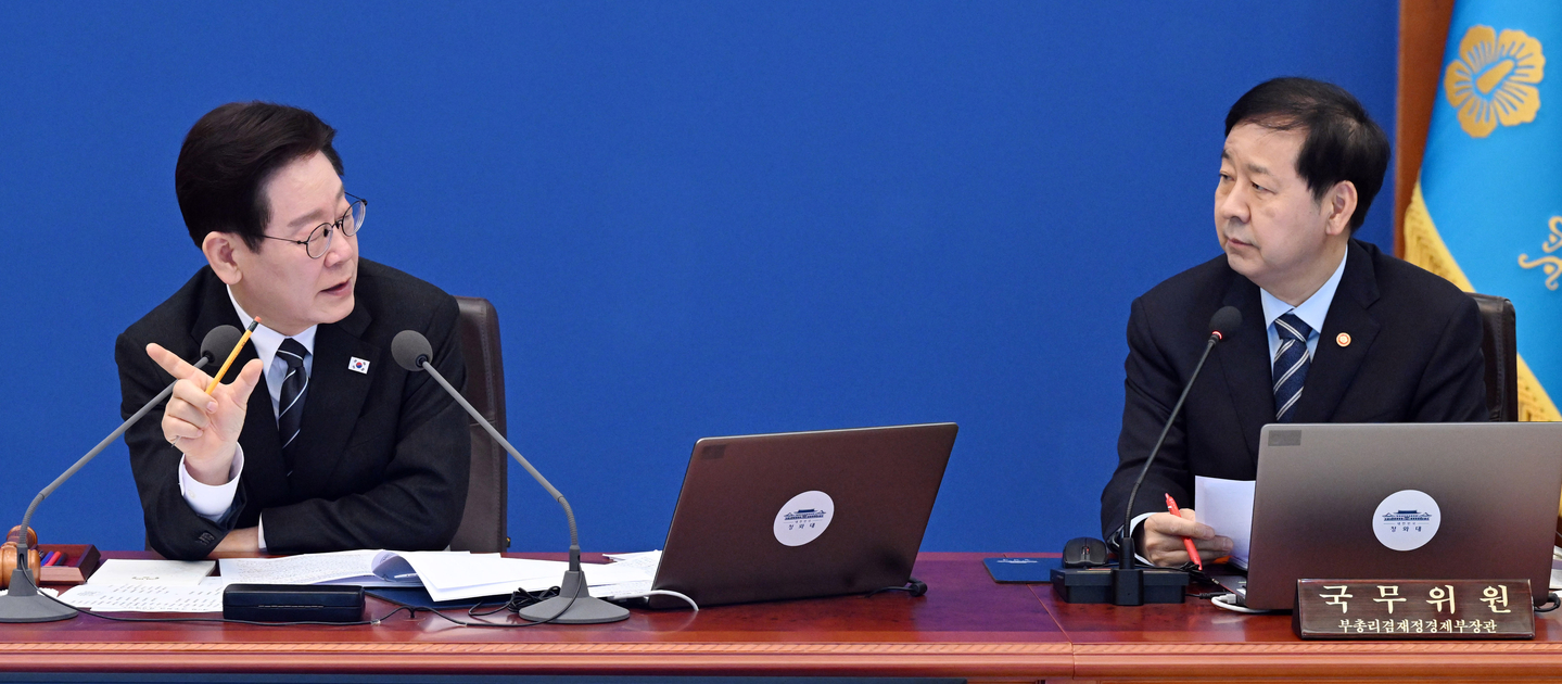 President Lee Jae Myung, left, asks a question to Deputy Prime Minister and Finance Minister Koo Yun-cheol during a Cabinet meeting at the presidential office of the Blue House on March 10. [JOINT PRESS CORPS]