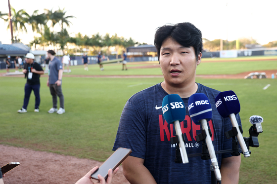 Moon Bo-gyeong speaks with reporters after practice at Florida International University Baseball Stadium in Miami on March 11. [YONHAP] 