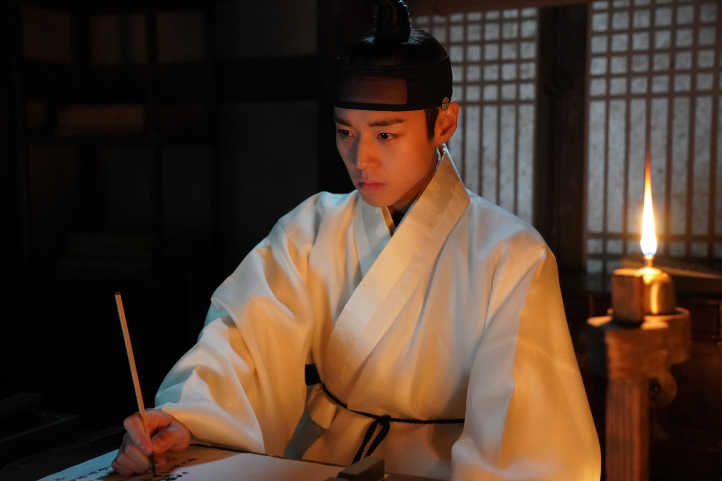 A still from the historical film ″The King's Warden,″ featuring actor Park Ji-hoon, who plays King Danjong (r. 1452-1455) [SHOWBOX]