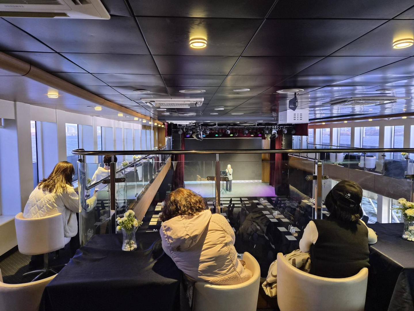  Passengers watch a live performance aboard the Seoul Cruise on March 7. [CHO JUNG-WOO]