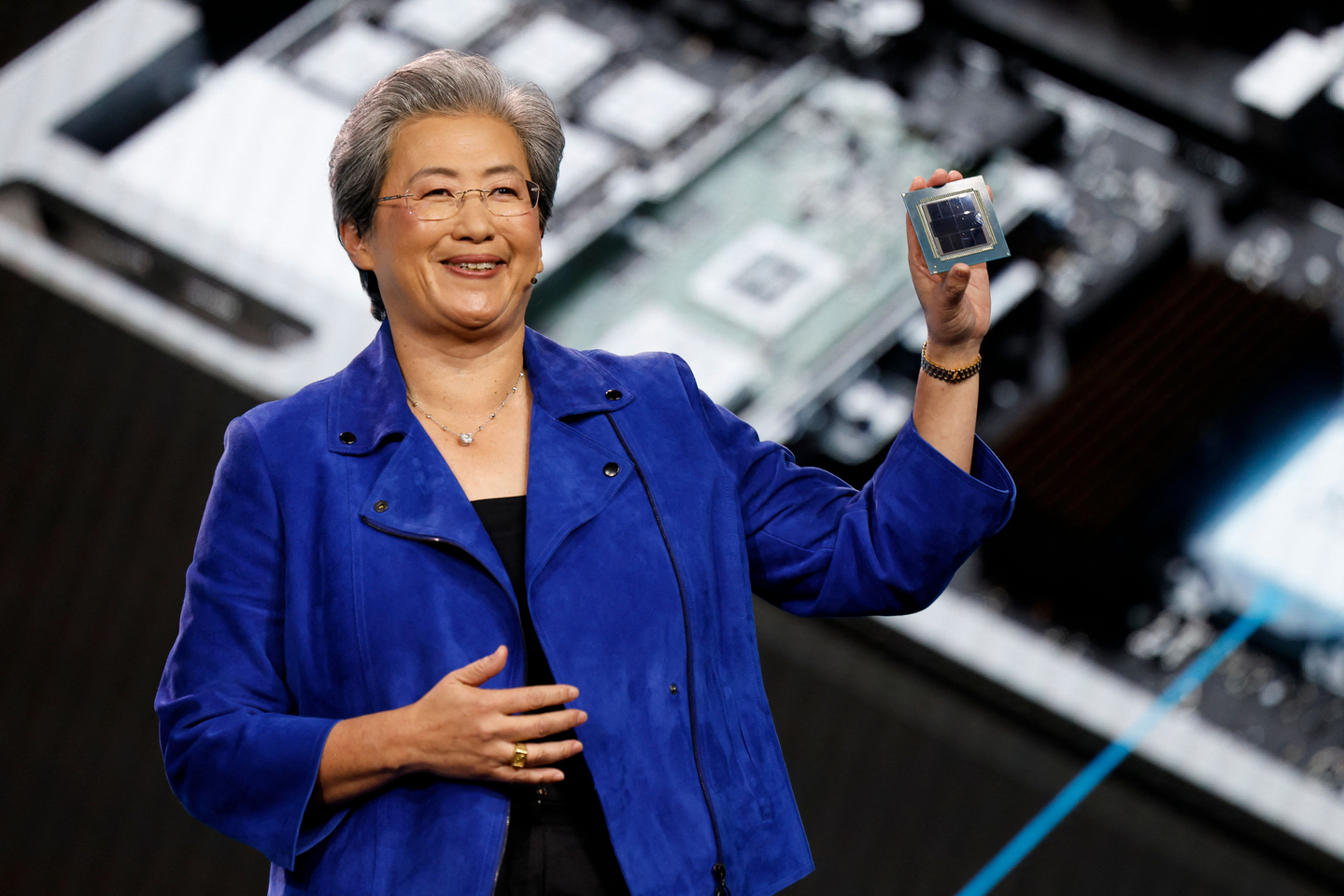 Lisa Su, chair and CEO of Advanced Micro Devices (AMD), displays an AMD EPYC ″Venice″ GPU during an AMD news conference ahead of the annual Consumer Electronics Show in Las Vegas, Nevada, on Jan. 5. [AFP/YONHAP] 