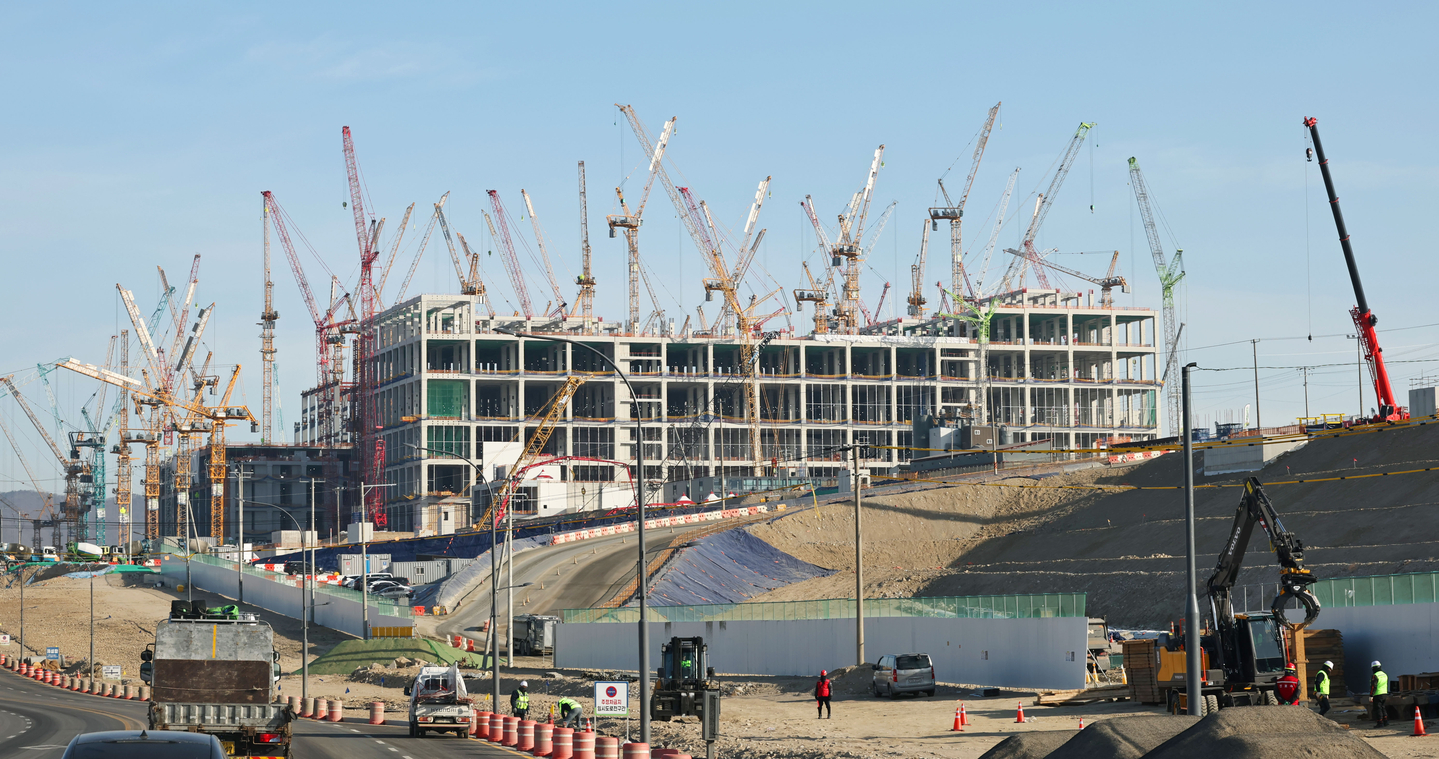 Construction site of SK hynix's Y1 chip factory located in Yongin, Gyeonggi, on Jan. 20. The fab is the first out of four factories SK hynix plans to build there. [YONHAP][YONHAP] 