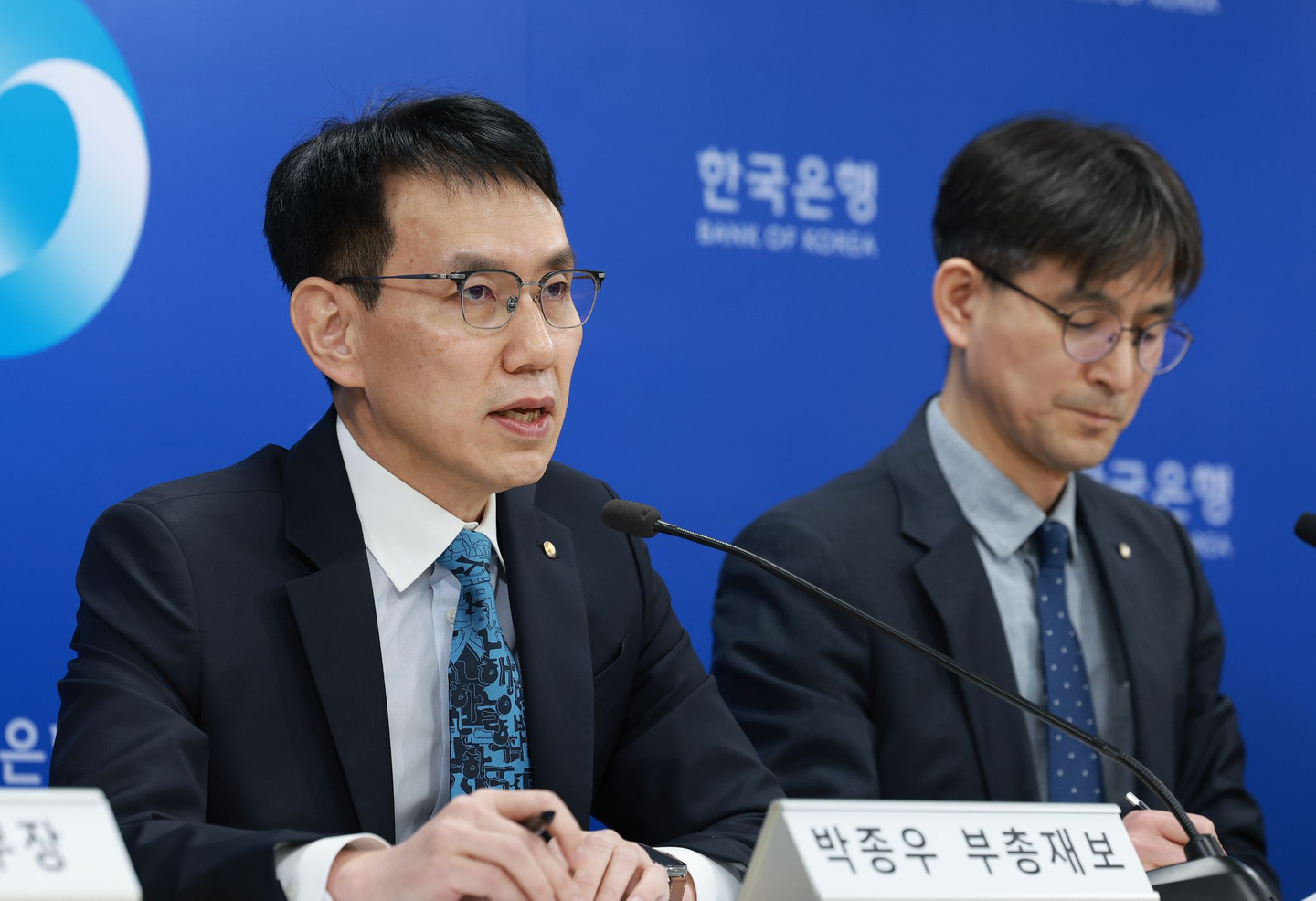 Park Jong-woo, left, deputy governor of the Bank of Korea, speaks at a press briefing on the Monetary Policy Report at the central bank in Jung District, central Seoul, on March 12. [BANK OF KOREA]