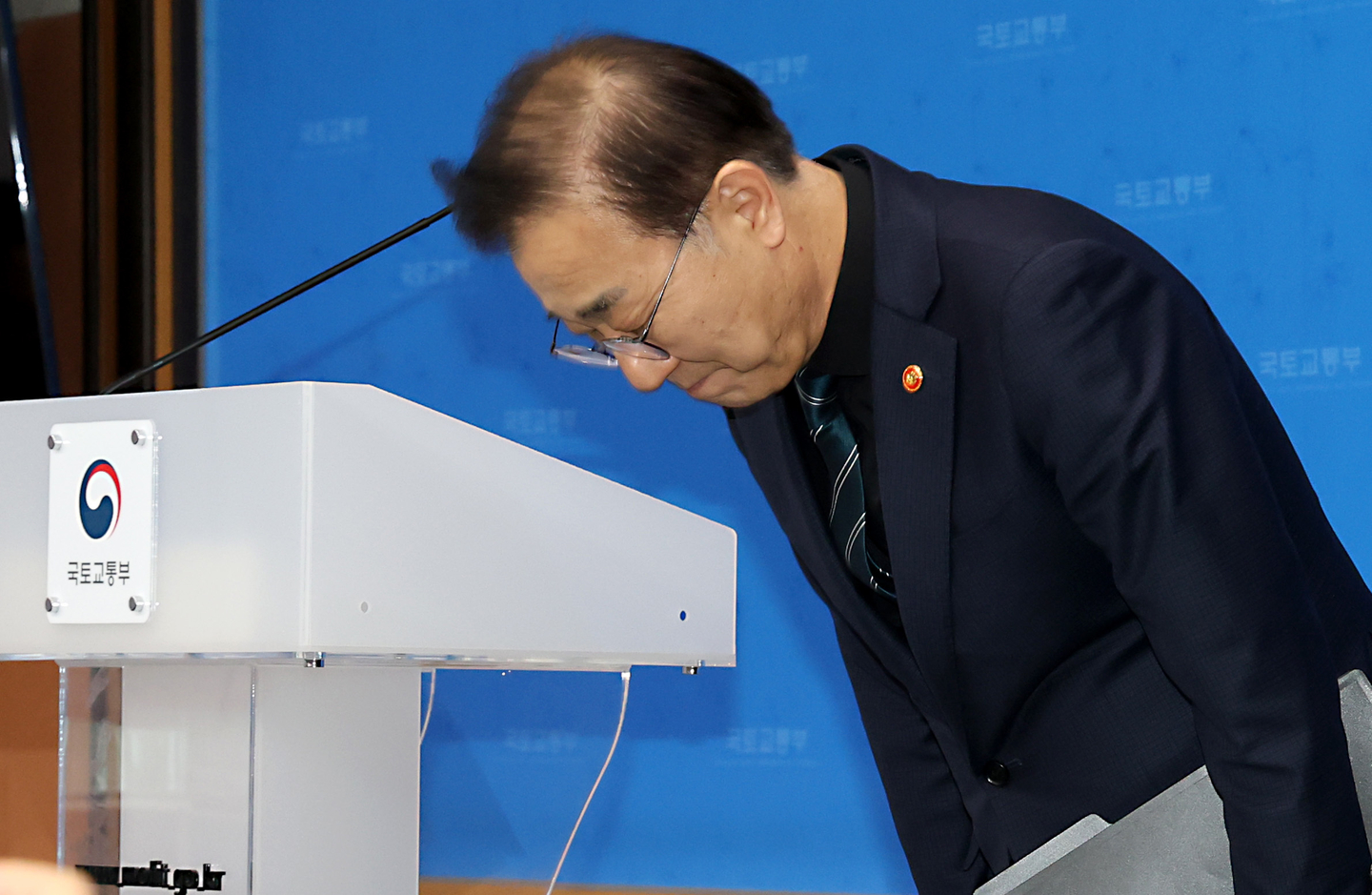 Land Minister Kim Yun-duk bows after delivering an apology for the delay in the Jeju Air crash investigation at Sejong on March 9. [NEWS1]